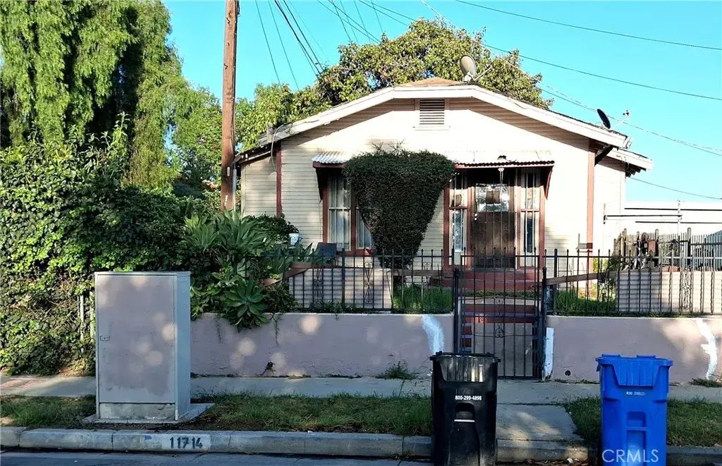 11714 S San Pedro, Los Angeles