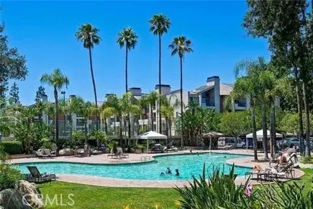 5525 Canoga 320, Woodland Hills