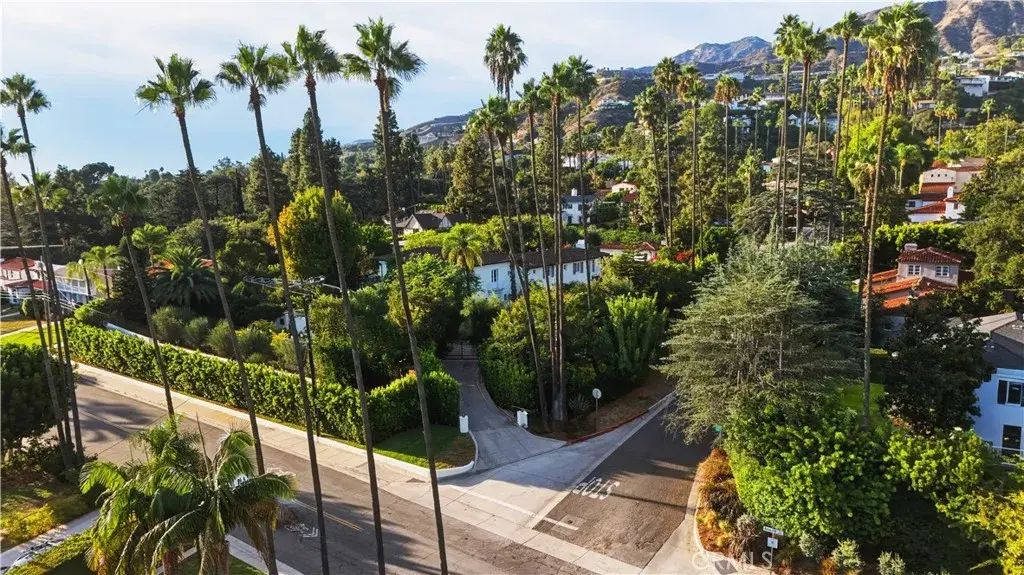 305 W Kenneth Road, Glendale