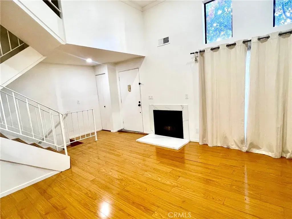9131 Burnet Ave 23, North Hills