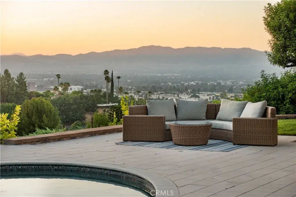 4347 Coronet, Encino