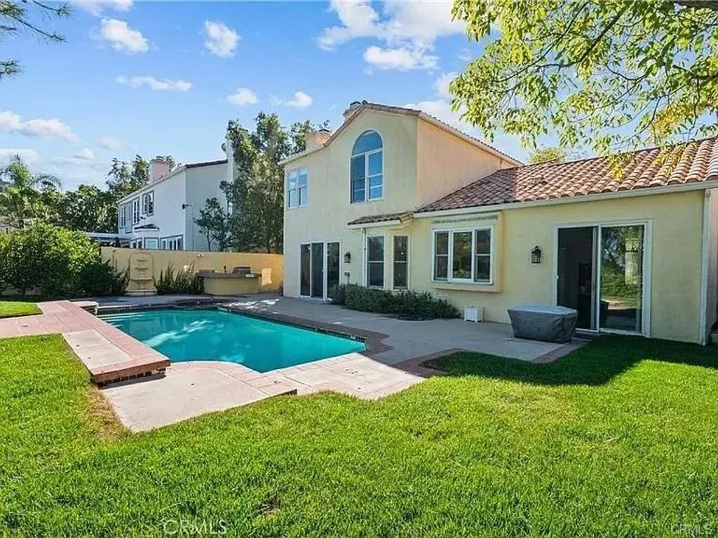 3450 Malaga Court, Calabasas