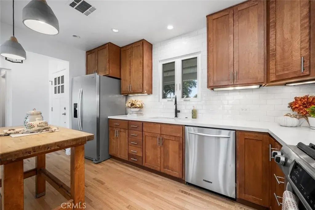 2552 Vuelta Grande, Long Beach