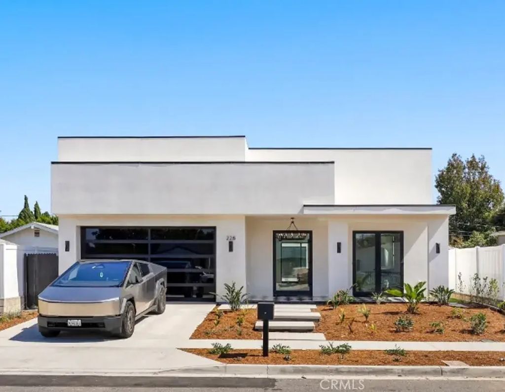 228 Costa Mesa Street, Costa Mesa