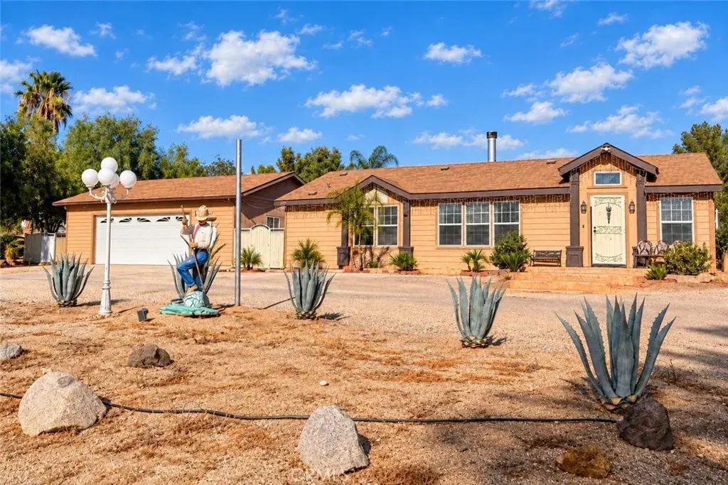 25340 Charina, Homeland