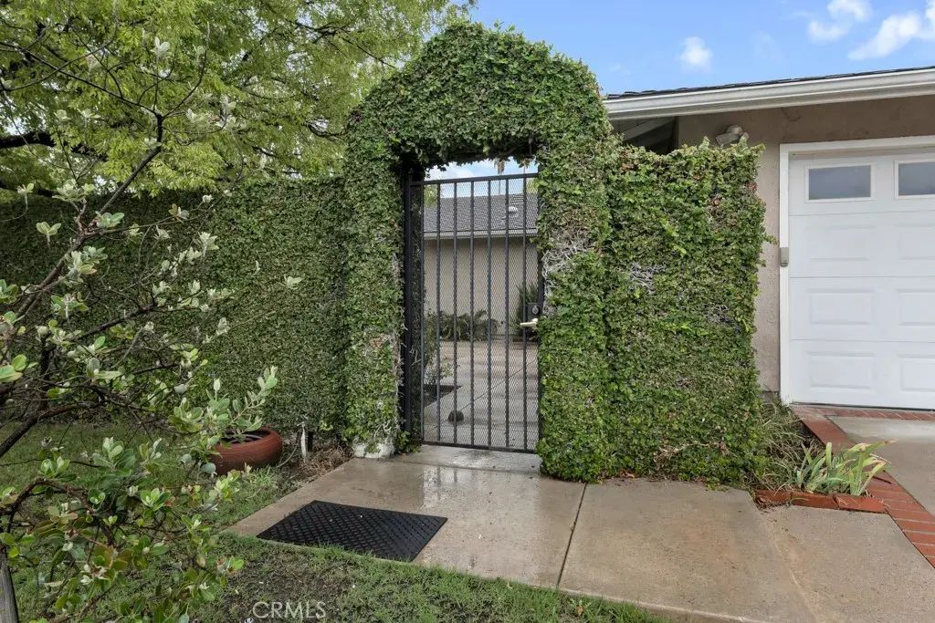 26106 Veva Way, Calabasas