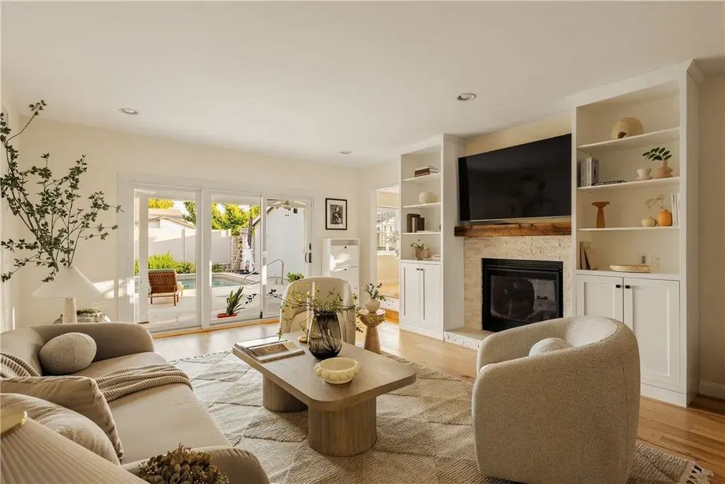 23642 Oxnard, Woodland Hills