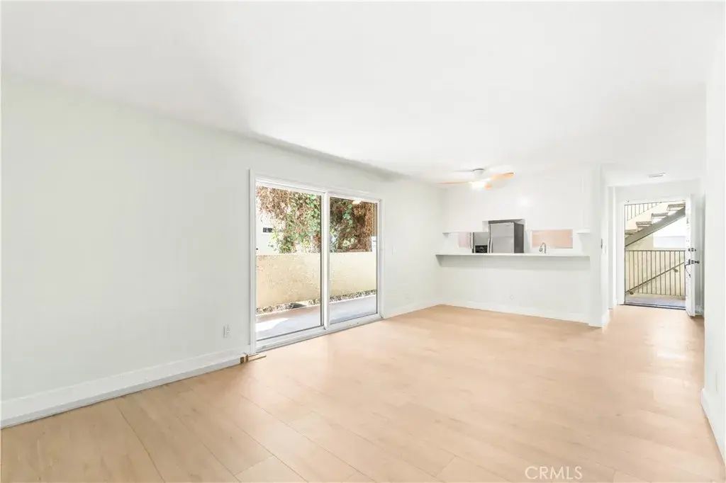 1042 Gladys 4, Long Beach