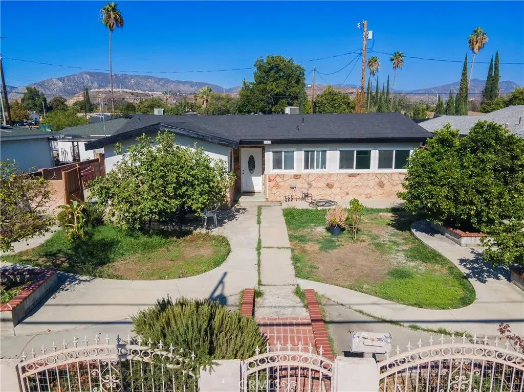 11428 Glenoaks, Pacoima