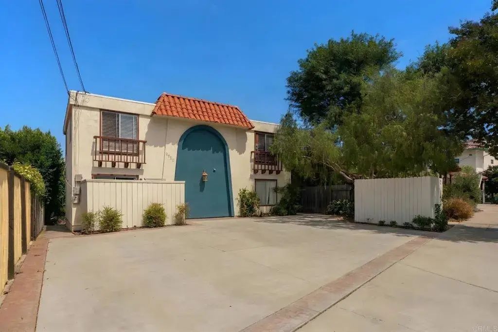 2520 Collier Avenue, 