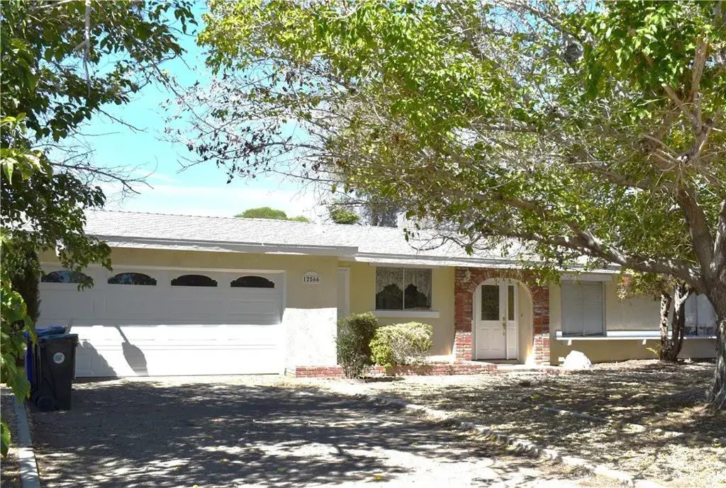 12566 Iroquois Road, Apple Valley