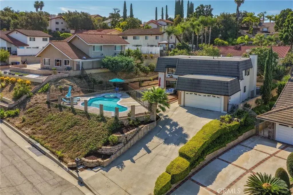 20512 Starshine, Walnut