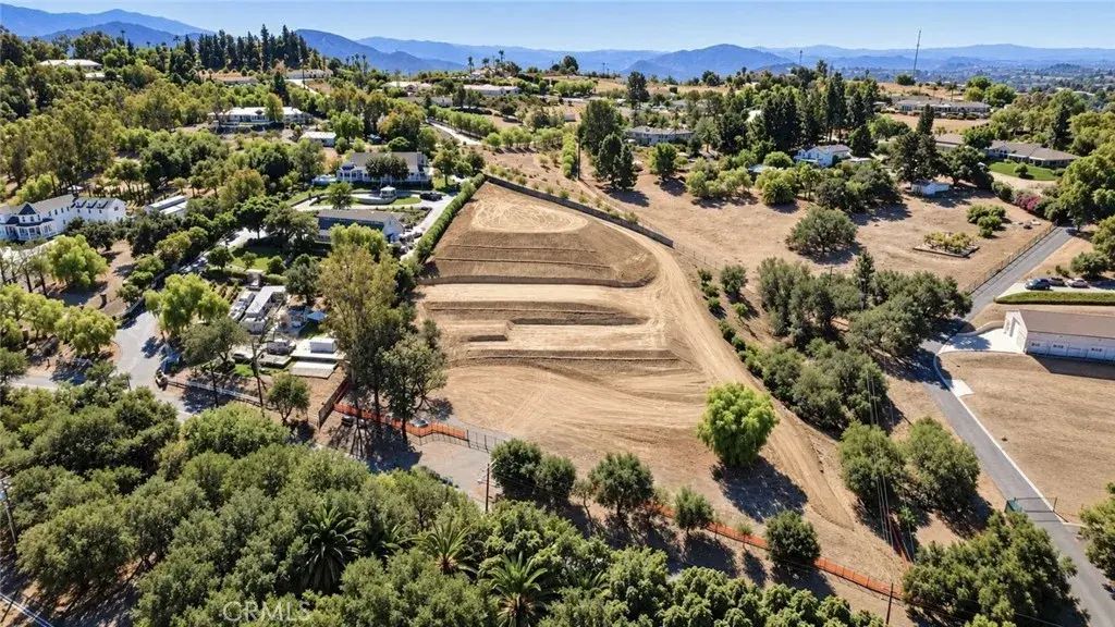 3261 Live Oak Park, Fallbrook
