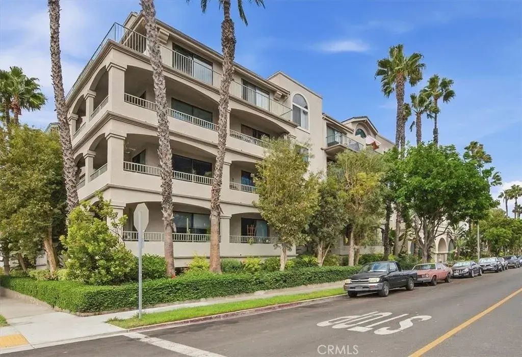 555 Maine 330, Long Beach