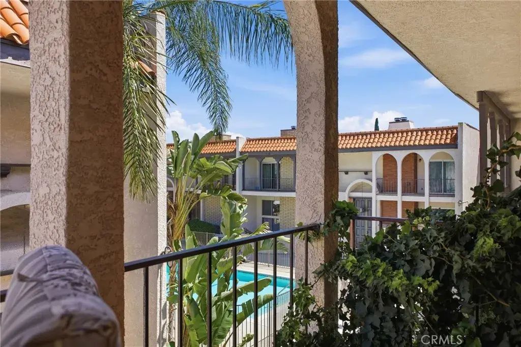 5477 Nestle Avenue 11, Tarzana