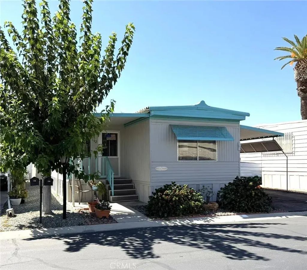 575 Lyon 142, Hemet