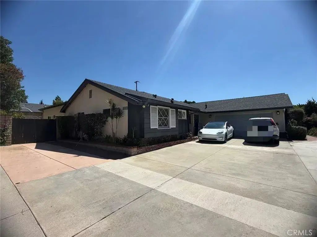 1480 Atterbury, Walnut