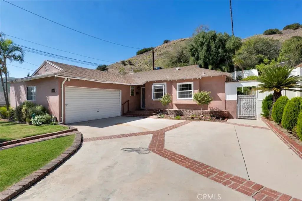 10025 Roscoe Boulevard, Sun Valley