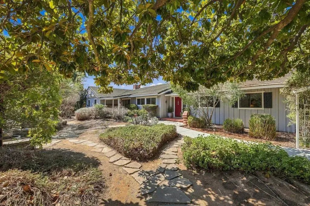 919 Valley Dr, Vista