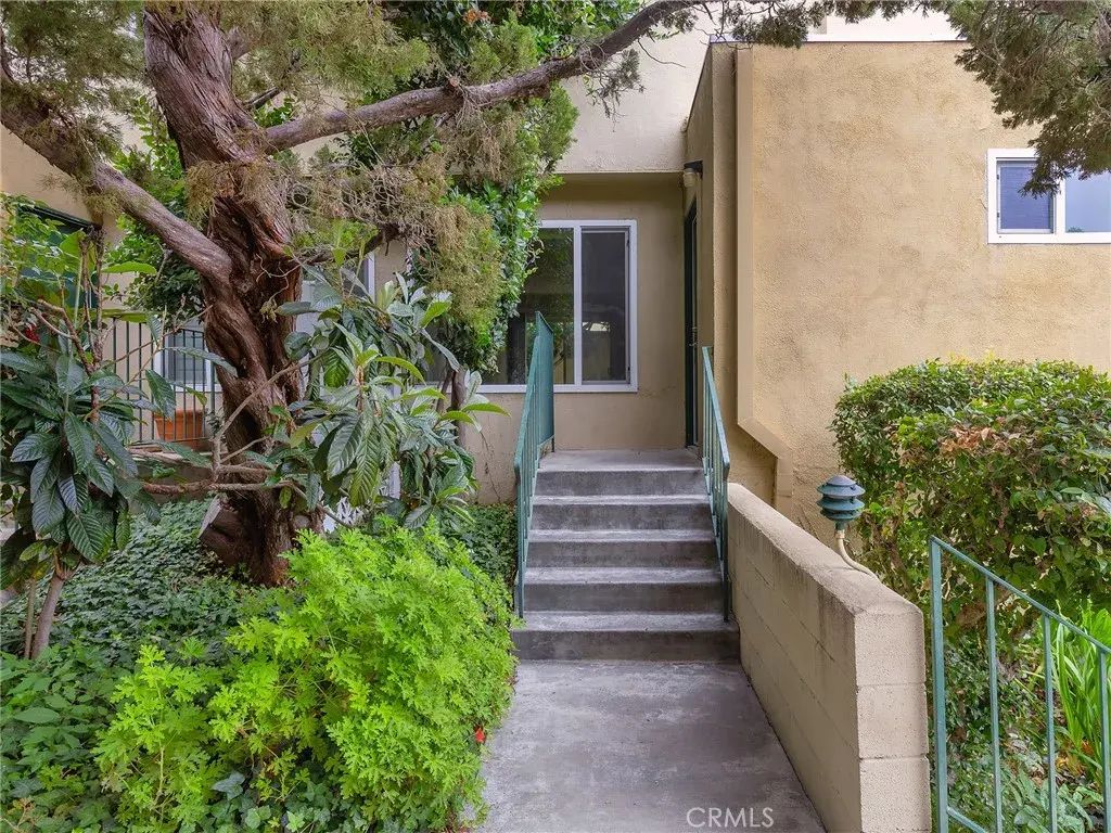 11138 Aqua Vista Street 18, Studio City