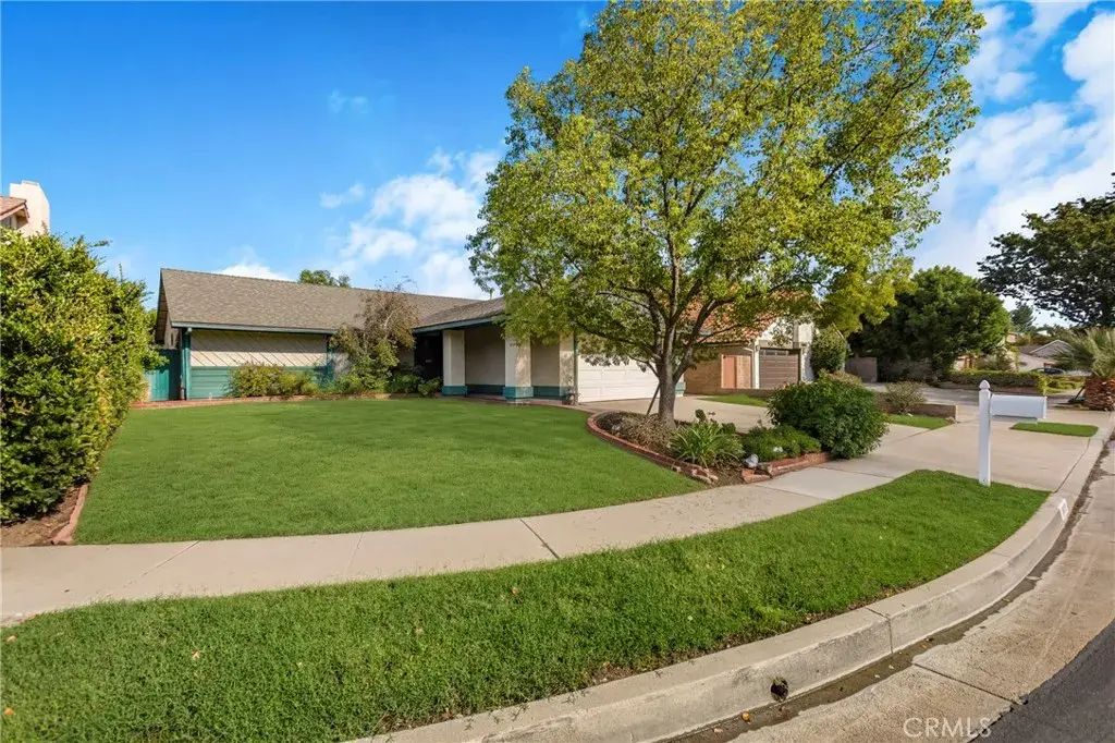 7036 Sedan, West Hills