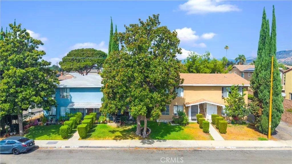 3401--3411 Butterfield Avenue, La Verne