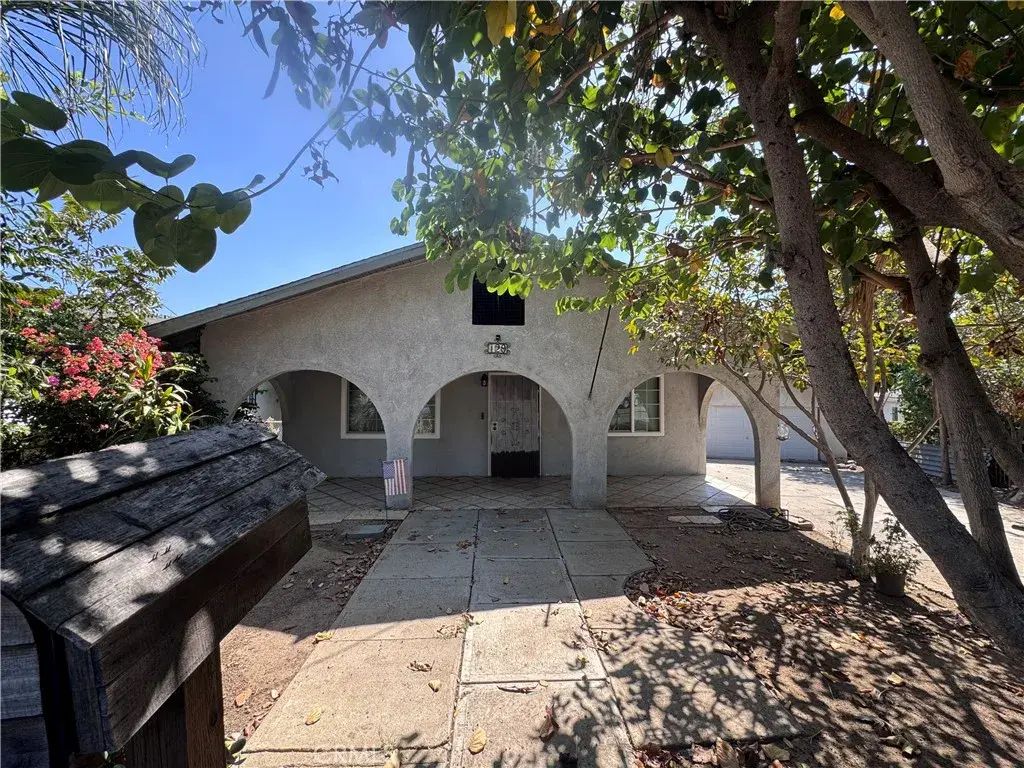 129 N Record, Los Angeles