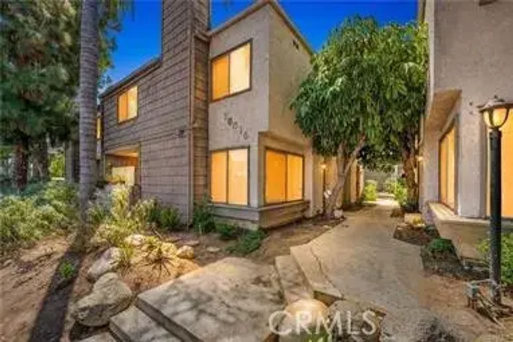 18316 Hatteras 20, Tarzana