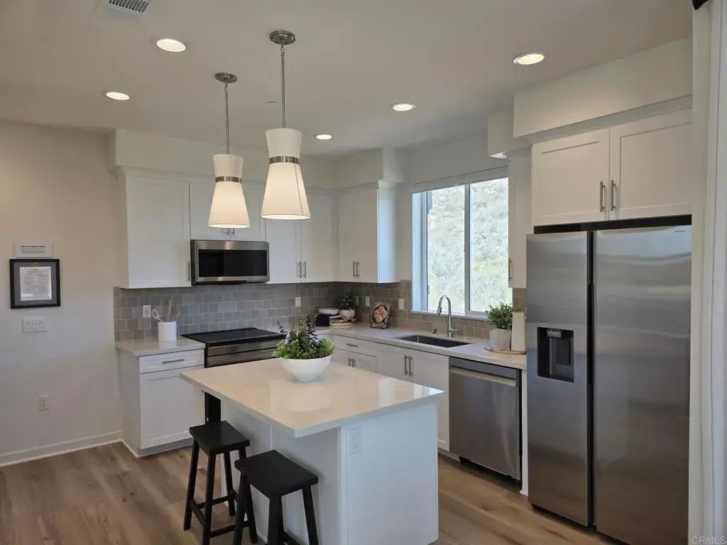 719 Vibrant, Escondido