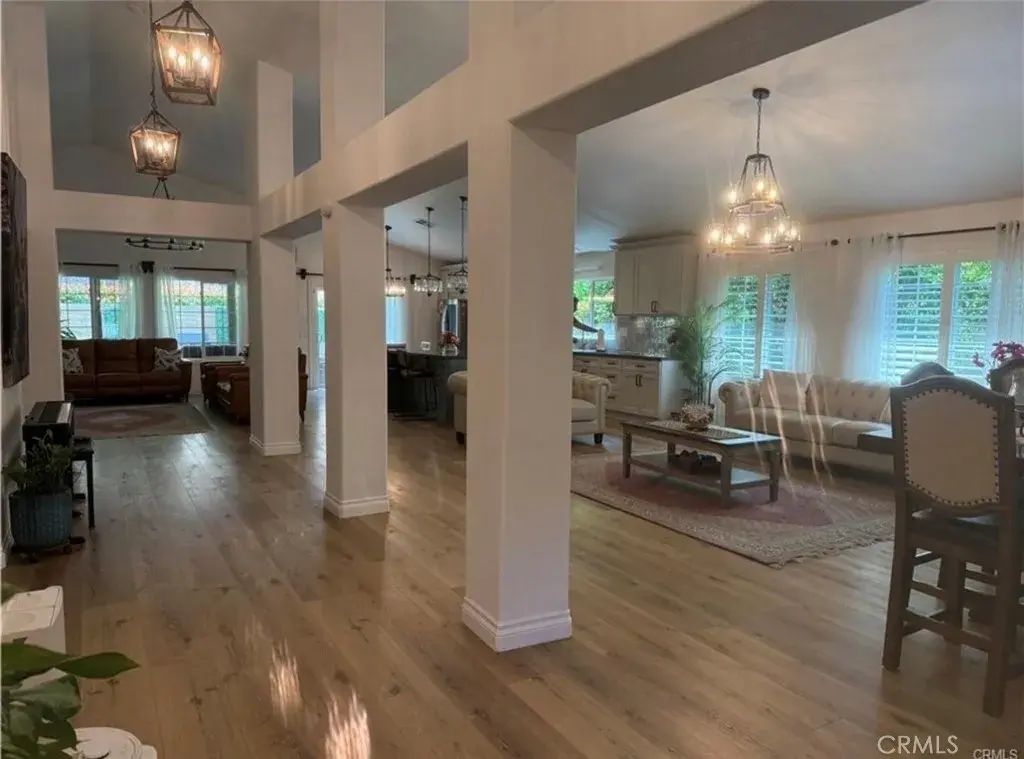 328 Selkirk, Corona