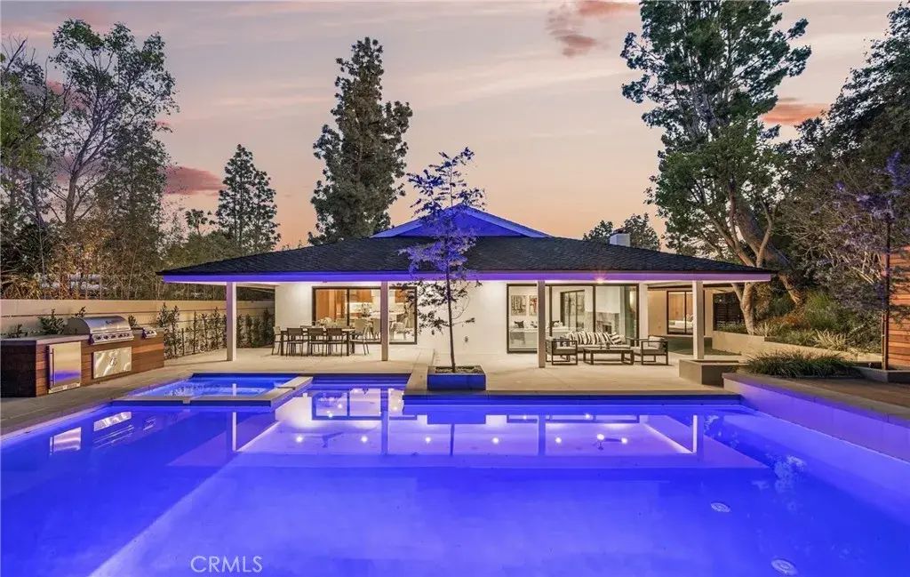 16105 Clear Oak Drive, Encino