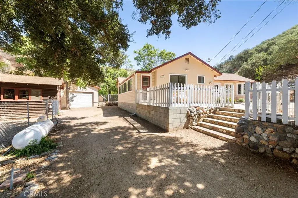 33300 Eastern, Agua Dulce