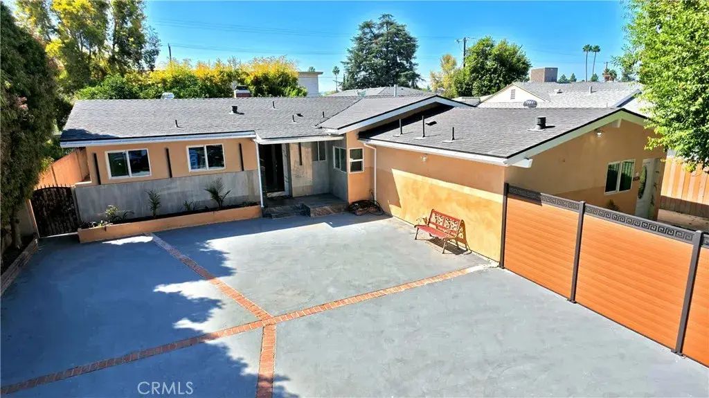 18114 Schoenborn, Northridge