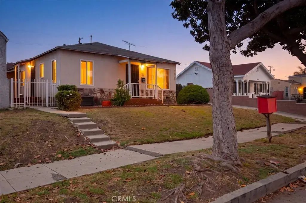 1530 W 81st Street, Los Angeles