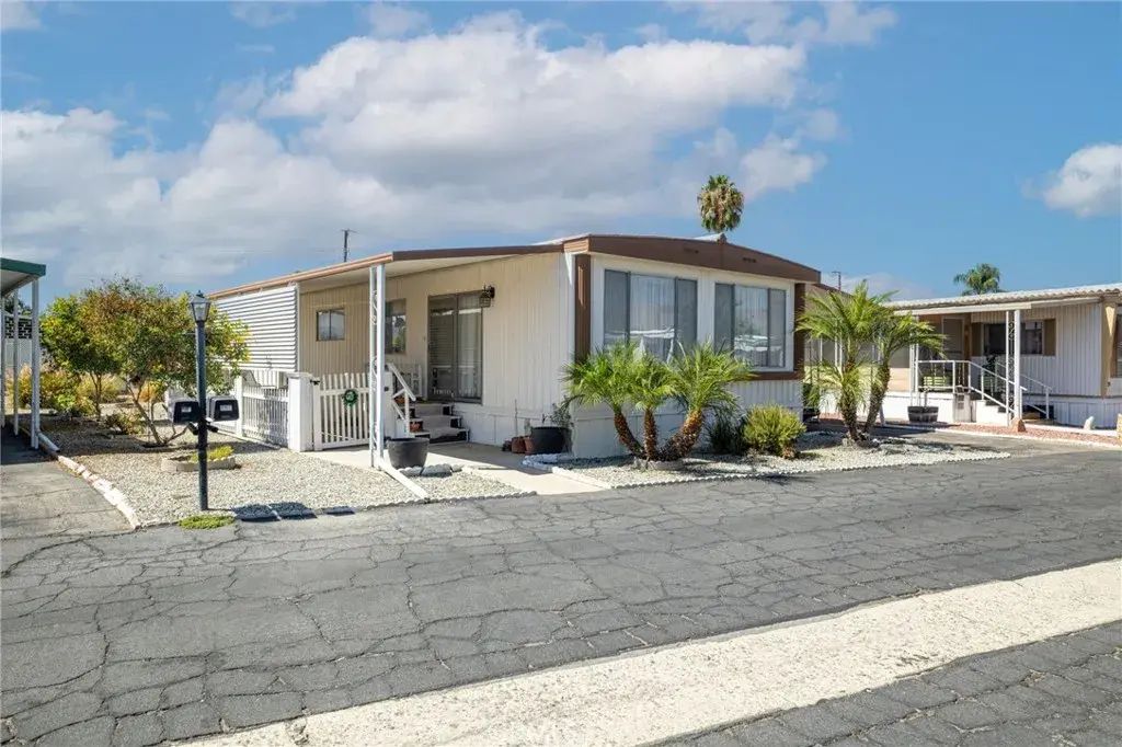 332 N Lyon 74, Hemet