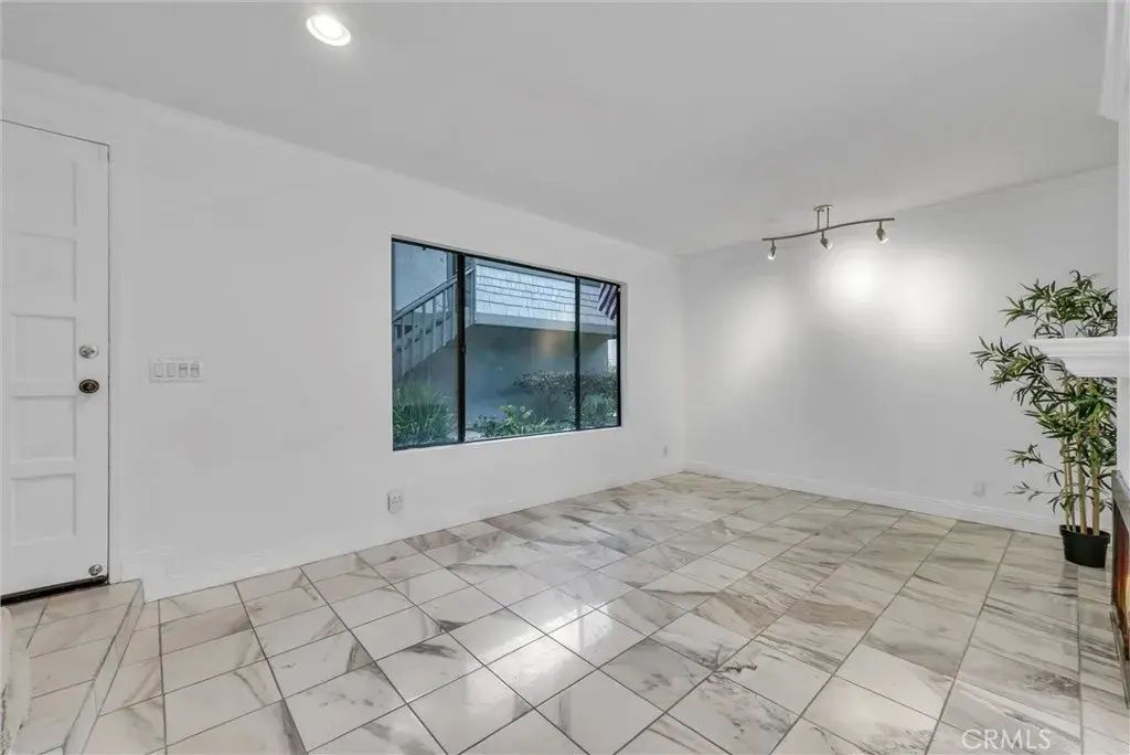 229 W Wilson Street 10, Costa Mesa