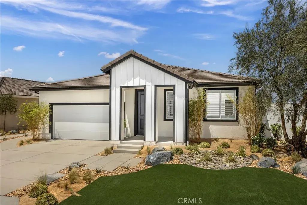 1558 E Holguin Street, Lancaster