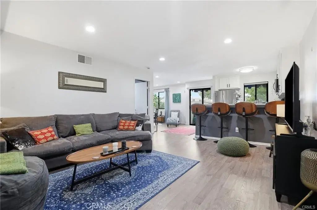18530 Hatteras Street 337, Tarzana