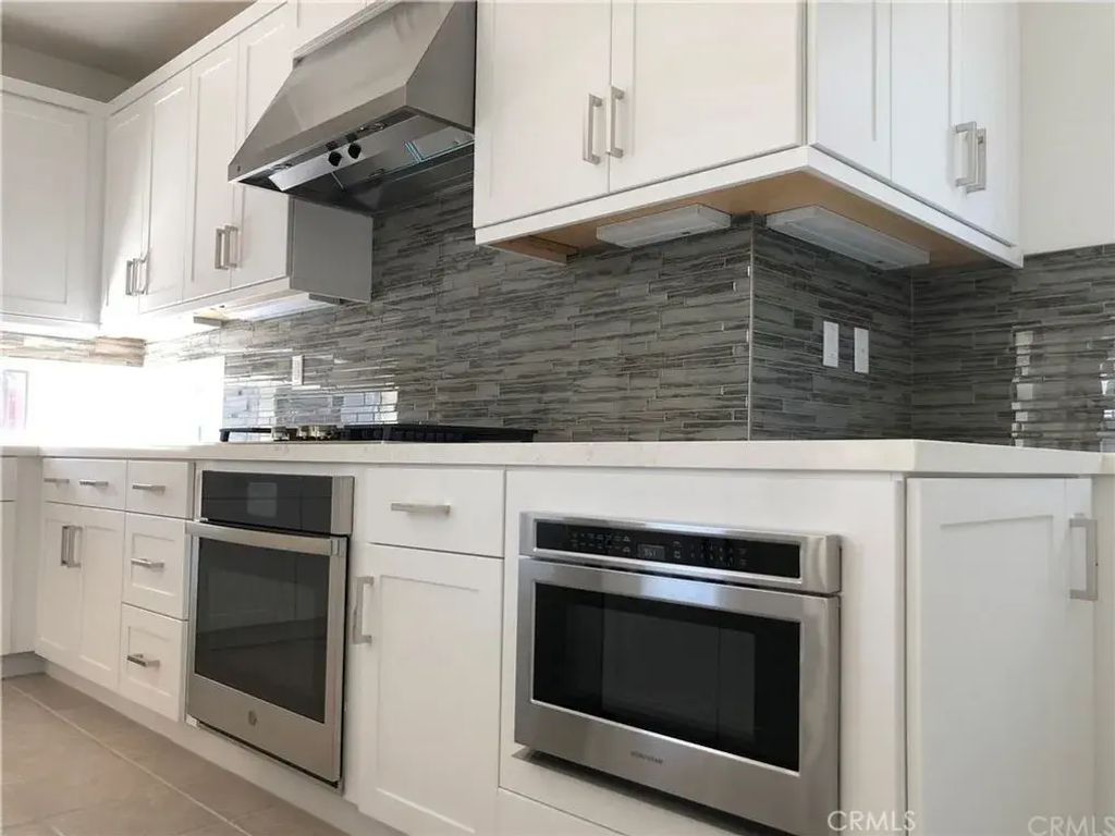 311 Lodestar, Tustin
