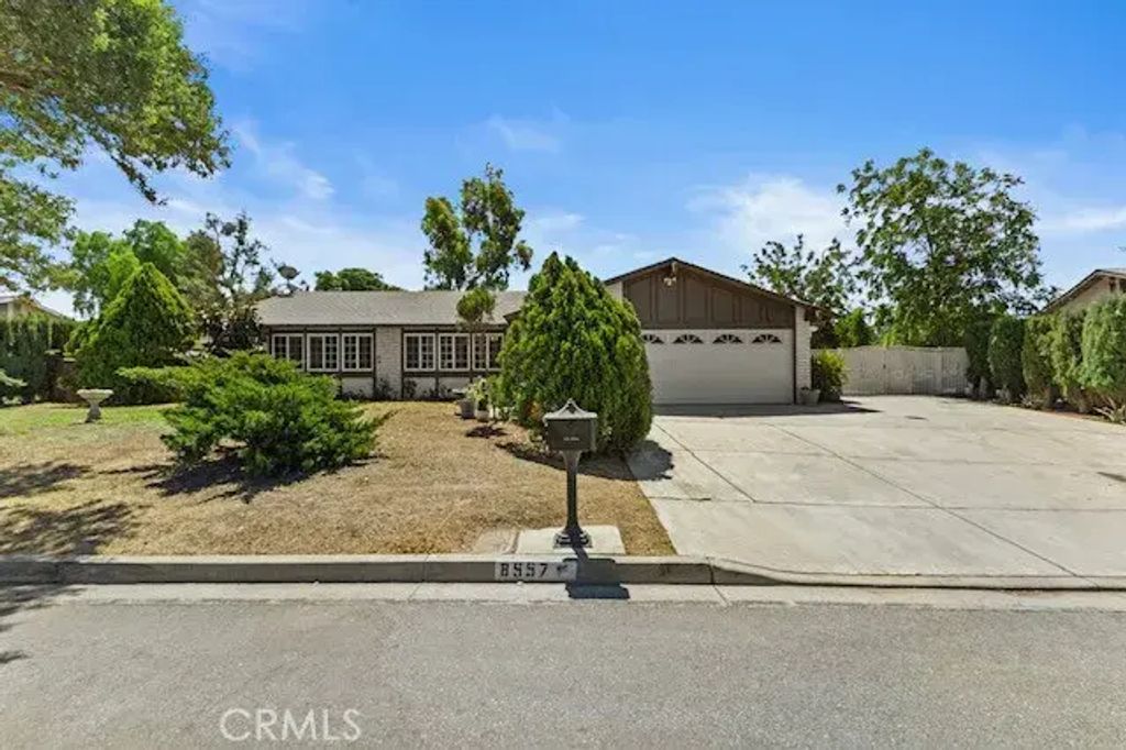 8557 Saddlecreek, Jurupa Valley