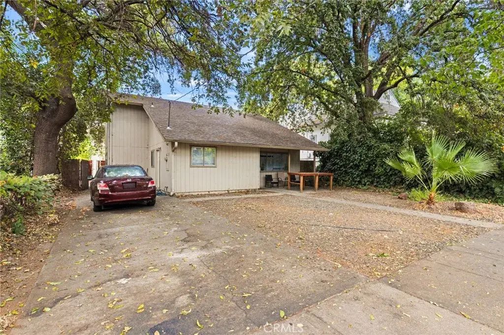 818 W 1st Street, Chico