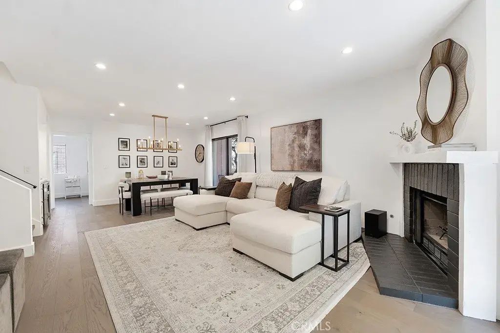 21931 Burbank Boulevard 25, Woodland Hills