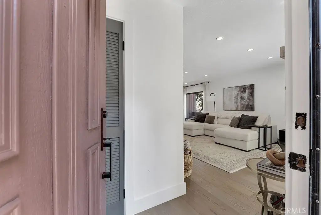 21931 Burbank Boulevard 25, Woodland Hills