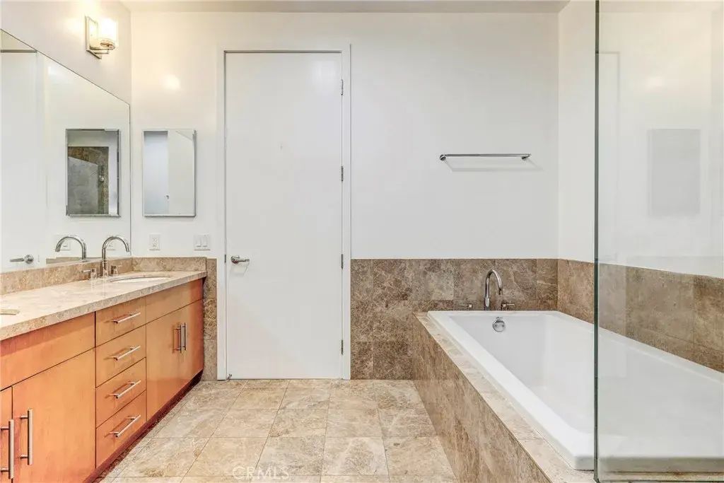 3223 W 6th 205, Los Angeles