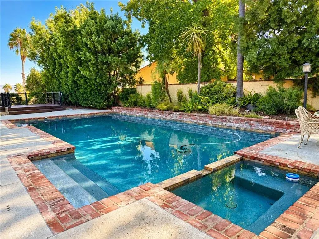 23421 Aetna, Woodland Hills