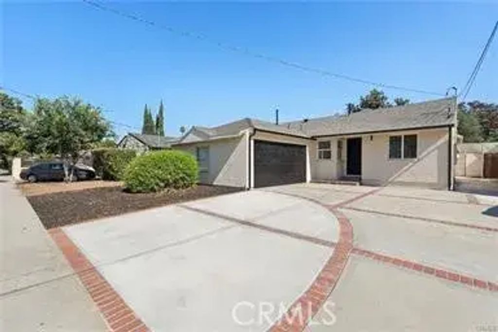 13739 Wyndotte Street, Los Angeles