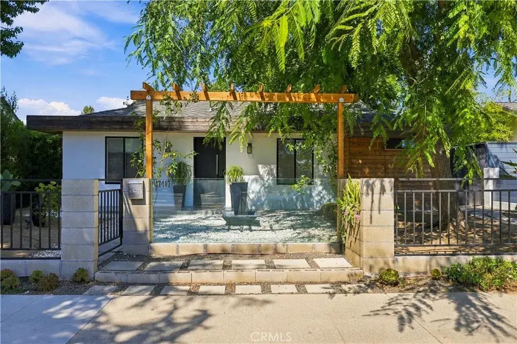 17417 Sherman Way, Lake Balboa