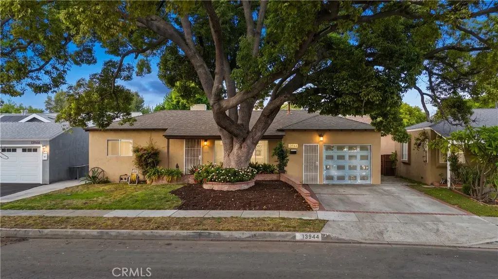 13944 Brightwell Avenue, Paramount