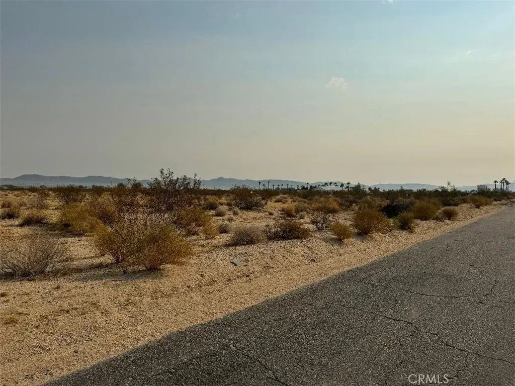 E Broadway, Joshua Tree