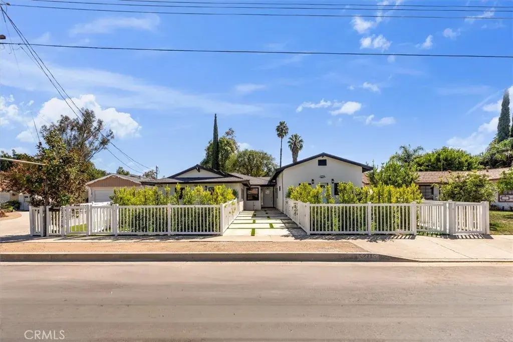 22714 Schoolcraft, West Hills
